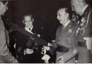 Teniente General Barroso y marqués de Suanzes enseñan el nuevo Cetme a Franco