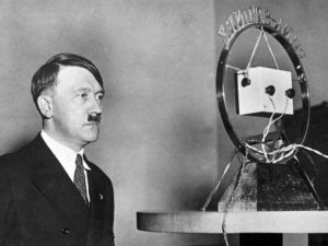 Bundesarchiv_Bild_183-1987-0703-506,_Adolf_Hitler_vor_Rundfunk-Mikrofon